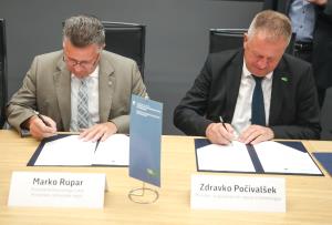 PODPIS POGODBE 02  FOTO STA